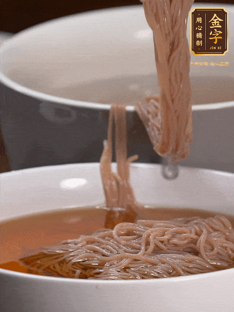 蘋果醋，一點(diǎn)鹽、糖、醬油，兌入涼白開水調(diào)成簡易冷面湯，放水箱冷藏