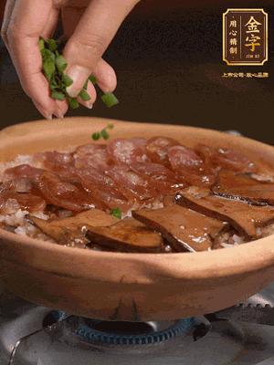 最后鋪上牛肝菌，爭(zhēng)分奪秒地倒上醬汁，撒點(diǎn)小蔥花