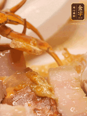 顏色變紅時(shí)，放蔥結(jié)、姜片煸香，再放咸肉、茭白、毛豆翻炒