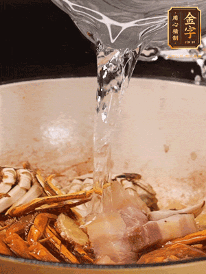 加料酒/花雕酒去腥，加入開(kāi)水燜10分鐘左右