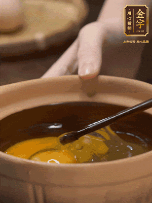 雞蛋打入砂鍋，充分打勻，1.5倍的溫水加一勺鹽，倒入蛋液中，攪拌均勻后用勺子舀去表面浮沫