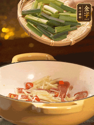 接著放蒜葉，來一點(diǎn)鹽，一點(diǎn)醬油調(diào)味翻勻