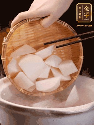 大火煮開(kāi)后，轉(zhuǎn)中小火燉40分鐘，挑出蔥結(jié)，再下蘿卜燉20分鐘
