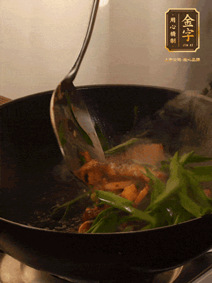 黃豆醬、鹽、糖調(diào)味，淋一圈花雕酒，蒜白先下，蒜葉后下