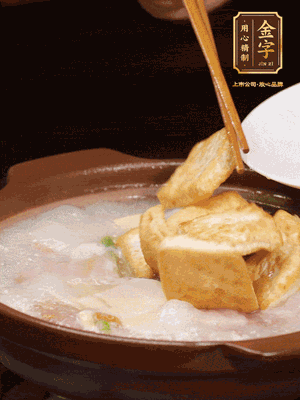 倒入開水大火煮開，轉(zhuǎn)中小火放咸肉，放一點(diǎn)點(diǎn)糖、味精慢燉10分鐘
