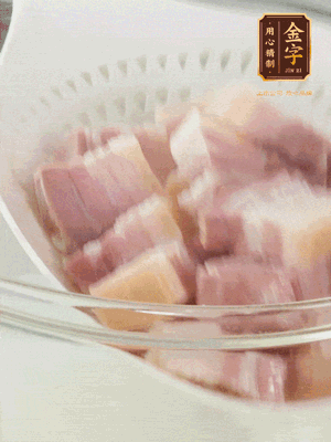 金字淡咸肉、排骨分別加料酒、蔥、姜冷水下鍋焯水，水開撇去浮沫撈出。