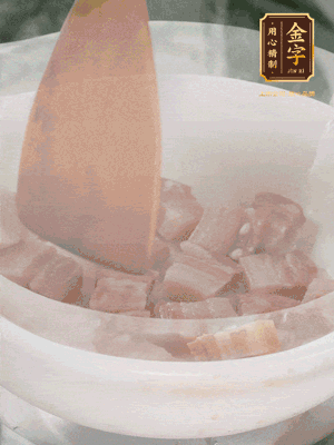 砂鍋內(nèi)咸肉微微煸出香味，再倒入開水。放排骨滾開后轉(zhuǎn)中小火篤30分鐘。（水盡量一次加足，以免中途加水沖淡鮮味。這一步是湯底濃白的關(guān)鍵）