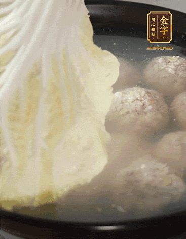 等獅子頭浮起來時再加白菜蓋。小火慢燉2小時