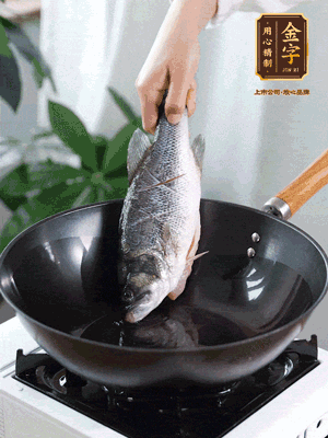 熱油，加1大勺豬油、姜片，再下鱸魚，煎至定型后翻面。（加點豬油，燉出的魚湯更容易變?yōu)榍逅哪贪咨?。?>
					</div>
					<span>步驟 3/6</span>
					<p>熱油，加1大勺豬油、姜片，再下鱸魚，煎至定型后翻面。（加點豬油，燉出的魚湯更容易變?yōu)榍逅哪贪咨?。?/p>
				</li><li>
					<div   id=