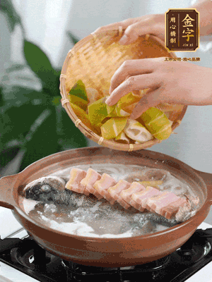 倒開水燉煮后轉(zhuǎn)移入砂鍋，淋料酒去腥、加少許鹽調(diào)味，再依次加咸肉、春筍燉煮15分鐘。