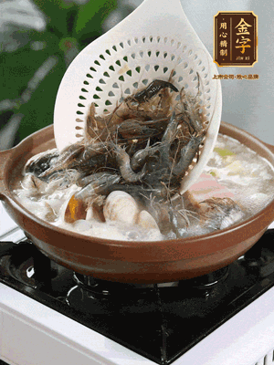 最后加一把蛤蜊、一把河蝦燜2分鐘，放一點白胡椒粉調(diào)味，撒上蔥花點綴！