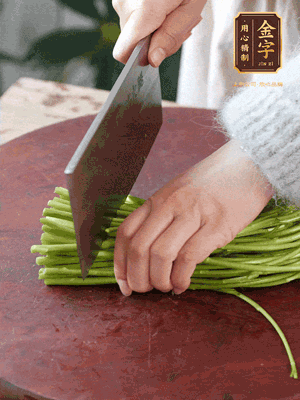 正嫩的藜蒿，掐頭去除根部，切小段