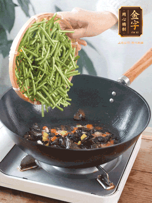 熱油煸香蒜末、姜粒、小米辣，再下臘肉煸炒出香味