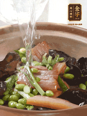 轉(zhuǎn)入砂鍋，加入開水、百葉結(jié)燉煮10分鐘