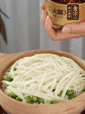 到水微干，放上豌豆、茭白絲。
