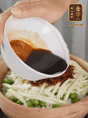 繼續(xù)小火燜3分鐘，淋上XO醬攪拌均勻。

