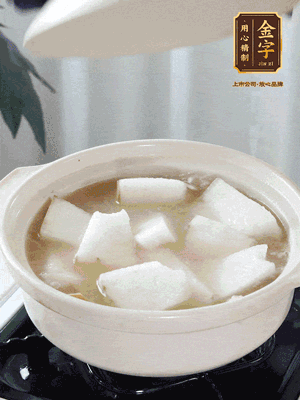 最后下冬瓜繼續(xù)燉煮10分鐘，撒上蔥花點(diǎn)綴。