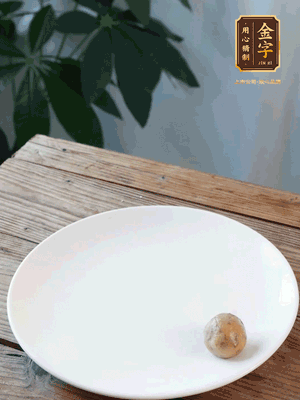做水油皮、油酥 將油皮材料放入料盆中，加100ml水?dāng)嚢璩裳┗ㄆ瑺睢Ｔ诎赴迳戏磸?fù)揉搓成有一定筋度的光潔面團(tuán)，搓成14個(gè)團(tuán)子。
