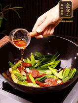 下蒜苗炒軟，沿鍋邊烹入一勺料酒，加醬油、蠔油、白糖調(diào)味炒勻
