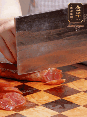 金字香腸煮熟，切片