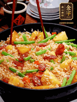 加水，沒(méi)過(guò)大部分食材。把瀝干水分的米飯均勻地鋪在上面，筷子戳幾個(gè)洞