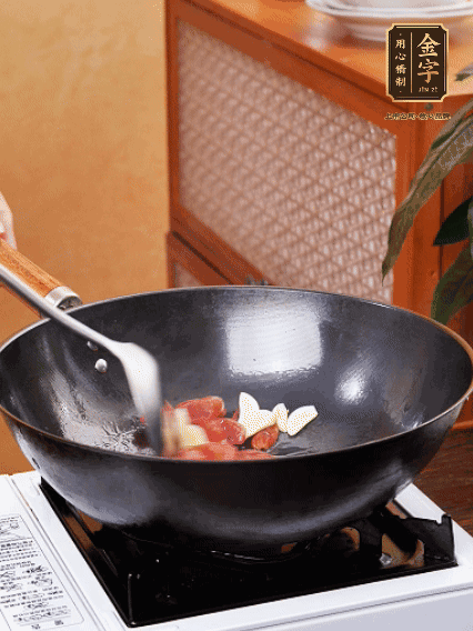 熱油，香腸微微煸出香味，加蒜片、小米辣