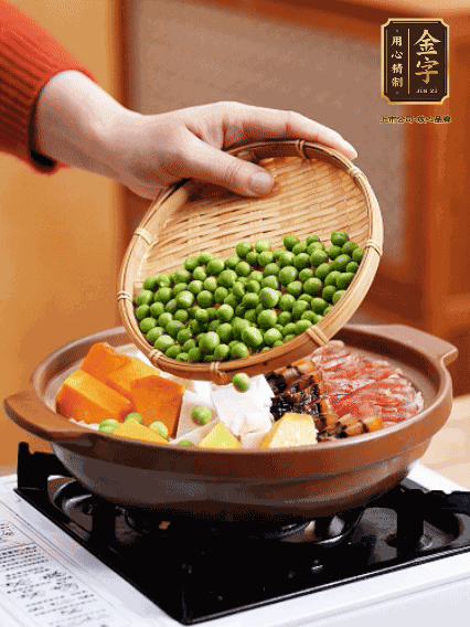 再鋪上臘腸、醬油肉、豌豆，小火煲6分鐘