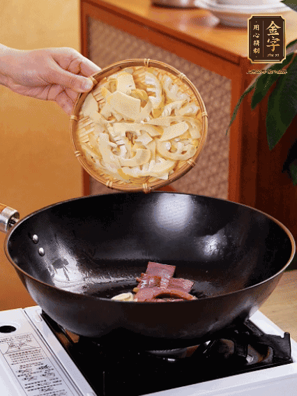 油熱，下蒜末、火腿煸炒出香味，再下筍片微微翻炒