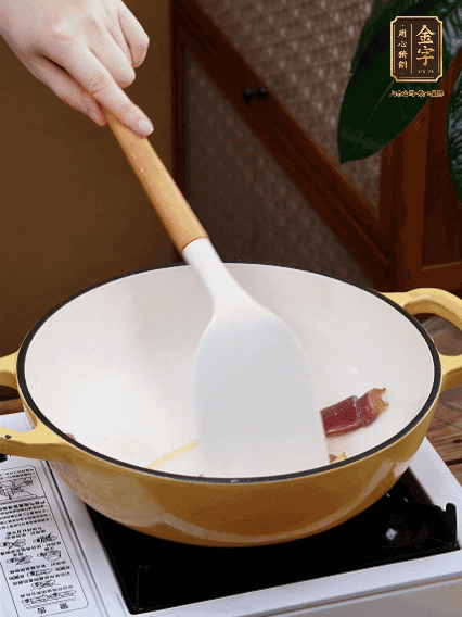 油熱，姜絲、火腿微微煸出香味