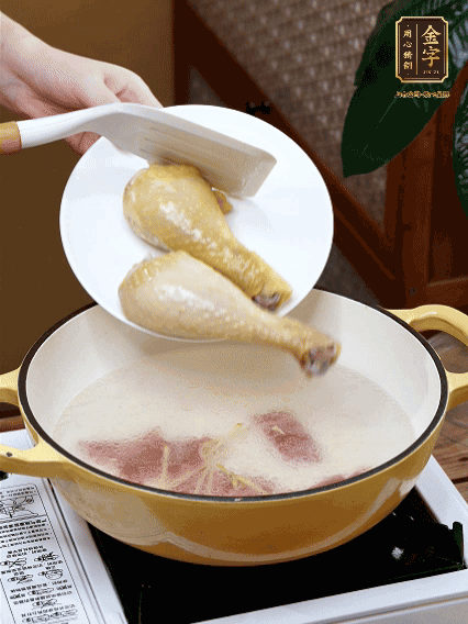倒清水，放雞腿，大火煮開轉(zhuǎn)中小火煮20分鐘