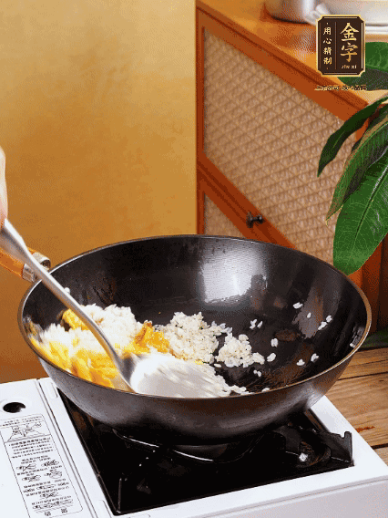 3個(gè)雞蛋攪成蛋液，下鍋煎至5成熟